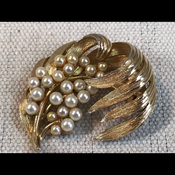 SIGNED Lisner Gold Tone Brooch & Earrings Set - Picture 5 of 8